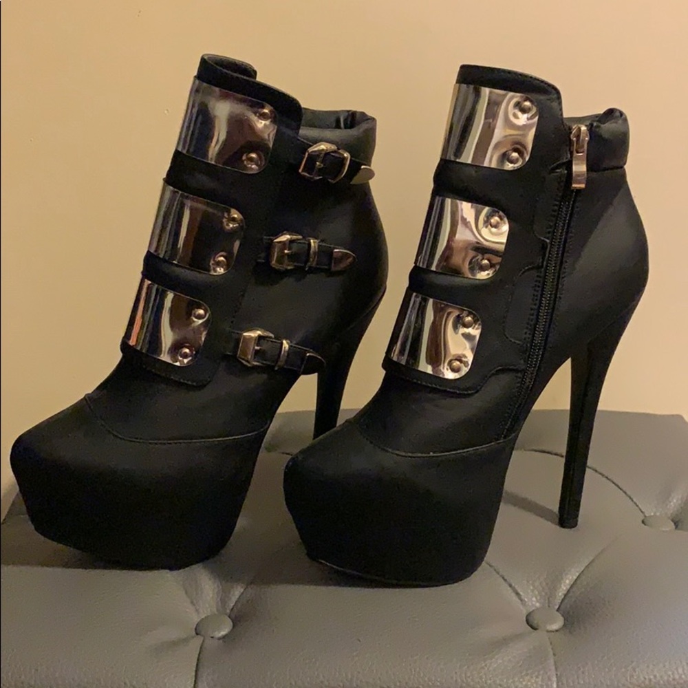 Black and Gold Liliana Heeled Boots